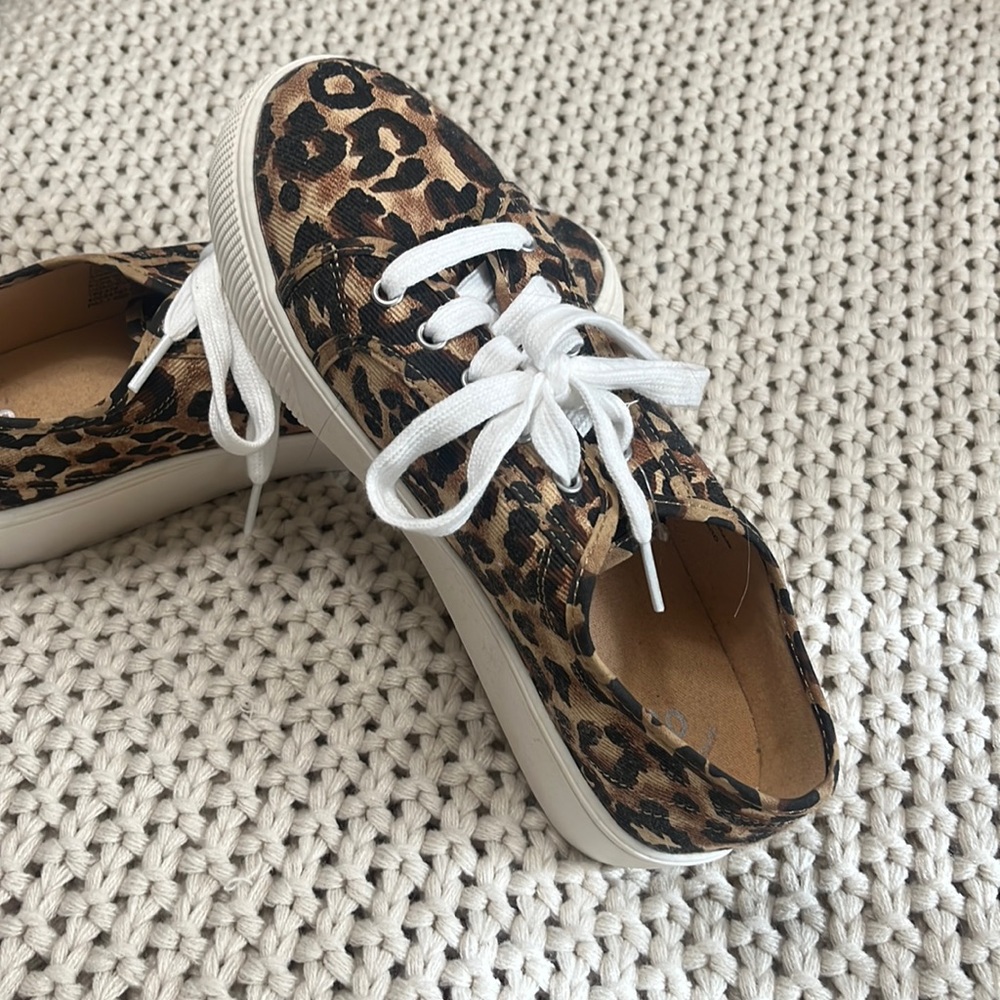 SO MEMORY FOAM PLATFORM SNEAKERS IN LEOPARD PRINT.